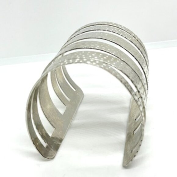 VINTAGE RJ GRAZIANO WIDE HAMMERED SILVER TONE CUFF BRACELET STATEMENT SIGNED - Picture 6 of 10
